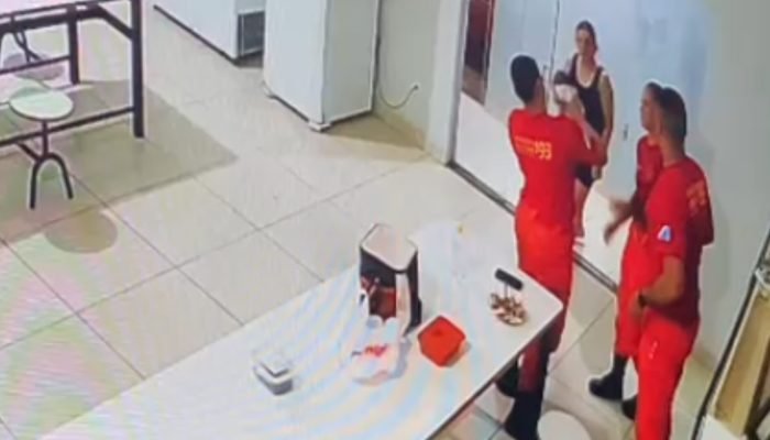 Militar realiza manobra de desengasgo em bebê — Foto: Militar realiza manobra de