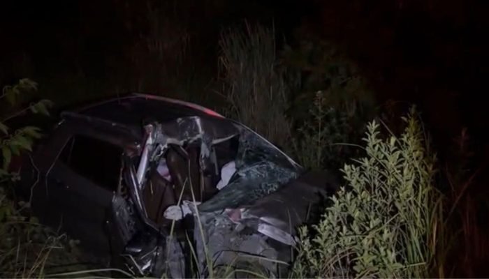 Com o impacto da colisão, a Fiat Touro foi parar na ribanceira. — Foto: Com o im