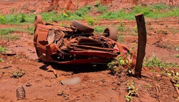 Carro capotado na MS-347 — Foto: Ninguém foi encontrado no veículo. (Reprodução,
