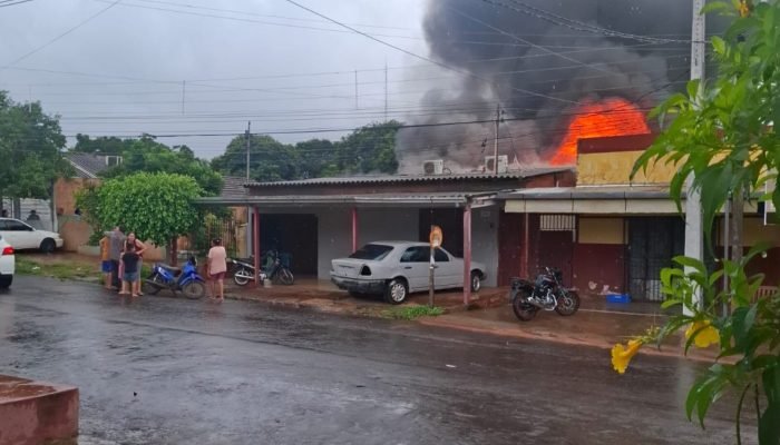 Incêndio ocorreu na tarde desta sexta-feira (13) — Foto: Incêndio ocorreu na tar