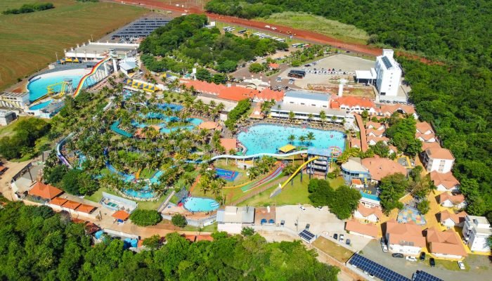 Vista aérea de um parque aquático com diversas piscinas coloridas.
