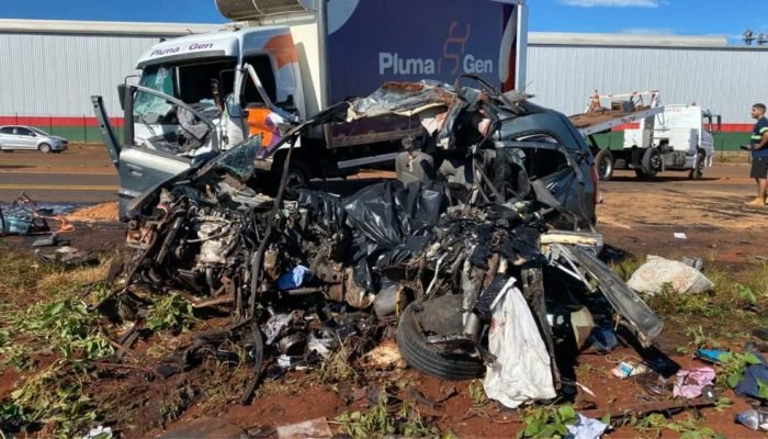 Rescaldo da colisão entre os veículos na PR-170 — Foto: Rescaldo da colisão entr