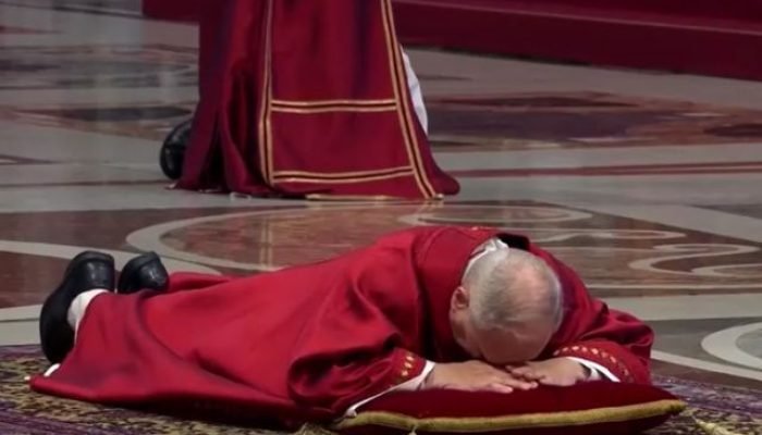 Foto: Papa Leão XIV celebra da Paixão do Senhor na Basílica de São Pedro