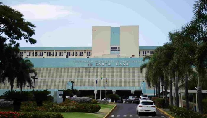 Rapaz está internado na Santa Casa de Campo Grande. — Foto: Rapaz está internado