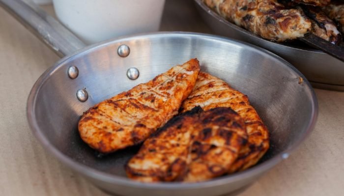 Foto: 1 de 1 Peitos de frango prontos dentro de frigideira - Foto: Pexels/Foto d