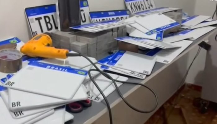 Polícia fecha fábrica clandestina de placas de carros — Foto: SBT News Logo
