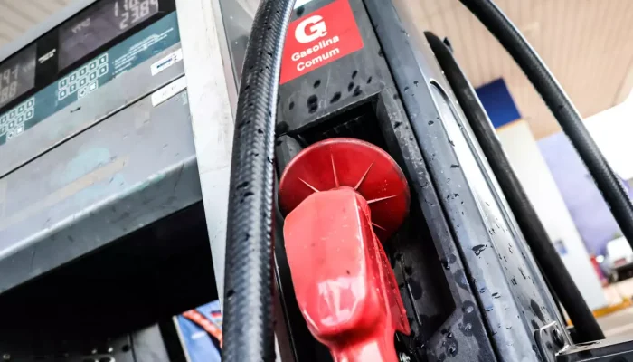 O valor elevado por litro de gasolina será de R$ 0,10, enquanto o tributo sobre o diesel será elevado em R$ 0,06 (Henrique Arakai, Jornal Midiamax)