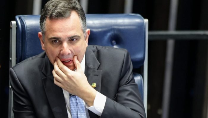 Presidente do Senado, Rodrigo Pacheco (PSD-MG), anuncia, em sessão no pl — Foto: