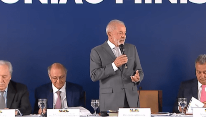 Presidente Lula fala em reunião ministerial na Granja do Torto, em Brasília — Fo