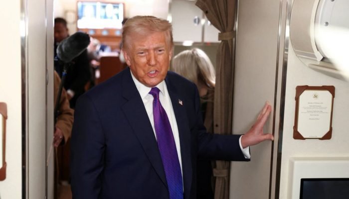 Foto: Presidente dos EUA, Donald Trump, fala com repórteres a bordo do avião pre