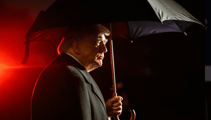 Presidente dos EUA conversou com repórteres durante agenda na Flórida — Foto: Pr