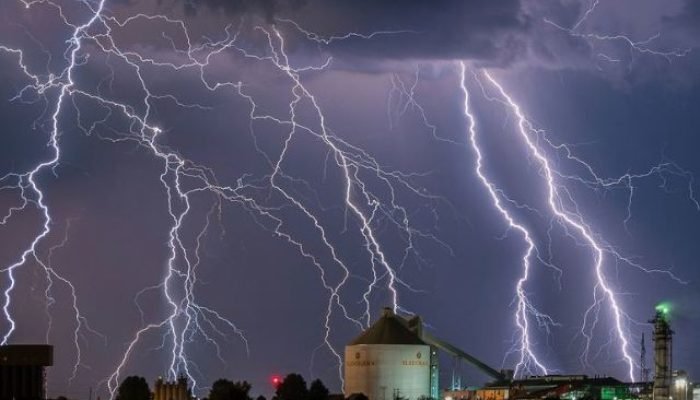 Raios atingem a cidade de Zupanja, na Croácia — Foto: Raios atingem a cidade de