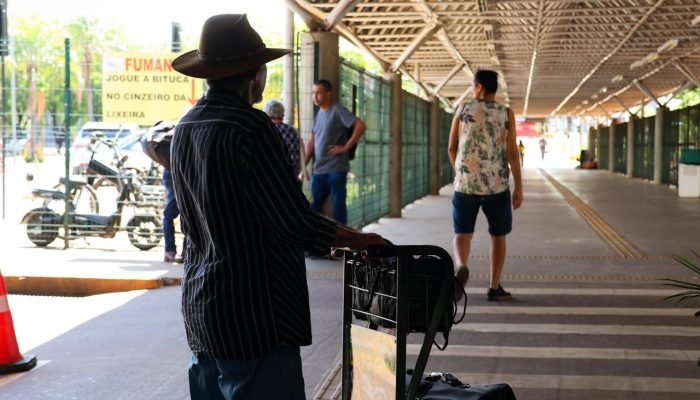 Henrique Soares da Silva, 79 anos, aguarda ônibus na Rodoviária de Campo Grande