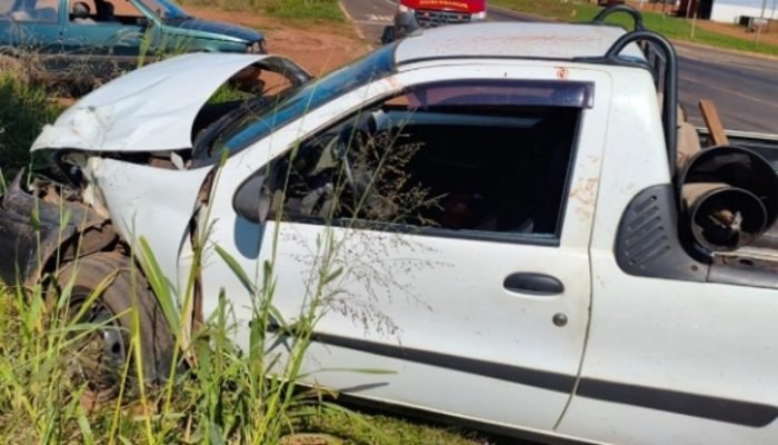 A picape ficou com a frente parcialmente destruída. — Foto: A picape ficou com a