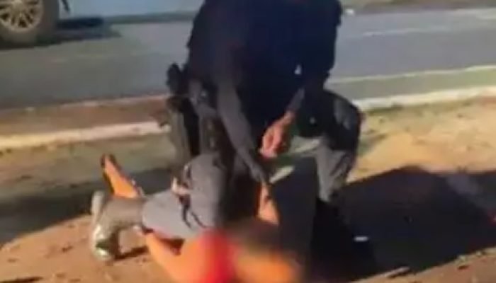 Foto: Suspeito sendo contido por policial militar (Foto: Alerta Dourados)