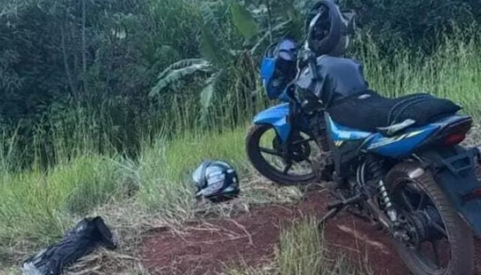 Foto: Motocicleta do suspeito deixada na entrada da mata (Foto: Ponta Porã News