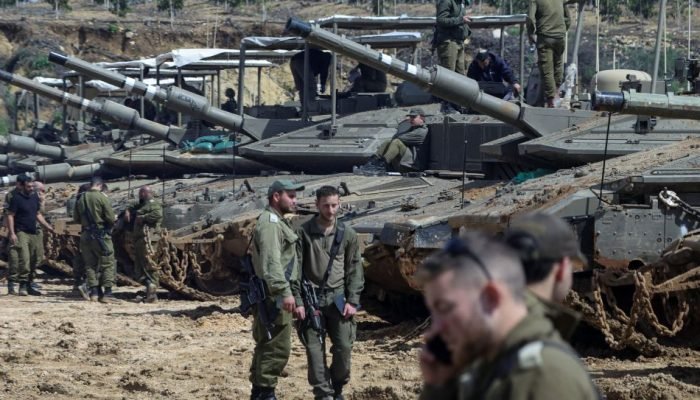 Foto: Soldados israelenses ao lado de tanques perto do lado israelense da fronte