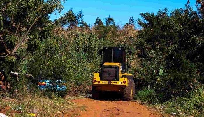 Trator-para-fazer-aceiro-no-terreno-onde-aconteceu-incendio-Helder-Carvalho-3
