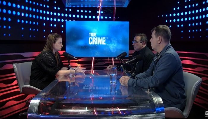 Policiais monitoram plataformas online para proteger menores de crimes virtuais.