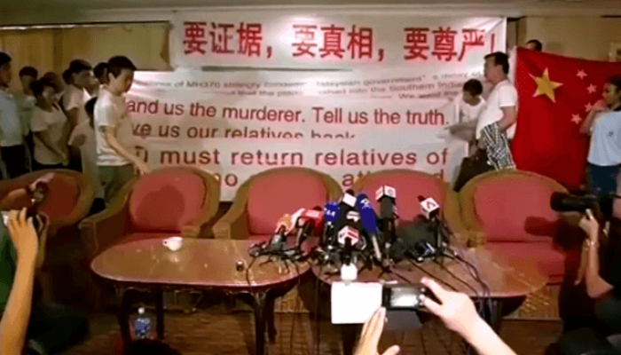 Familiares de pessoas que estavam a bordo do voo MH370, da Malaysia Airlines — F