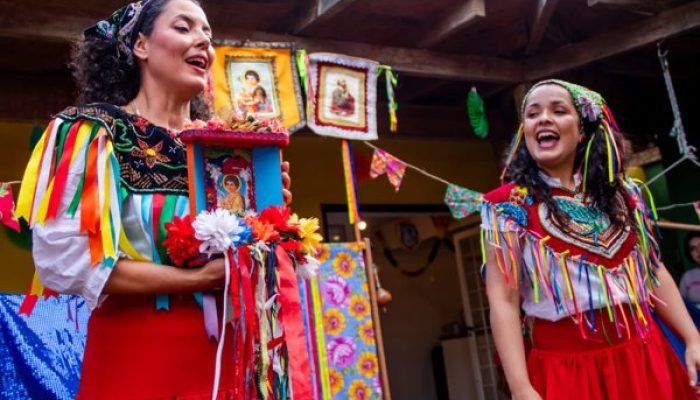 Duas mulheres em trajes típicos coloridos celebrando cultura popular brasileira.