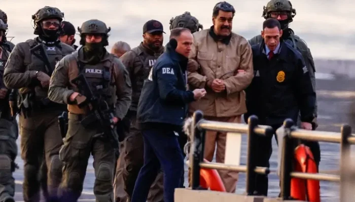 Nicolás Maduro chega ao heliporto após ser capturado por forças dos EUA — Foto: