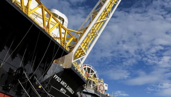Foto: Vista do navio-plataforma Anita Garibaldi, fretado pela Petrobras, em um e