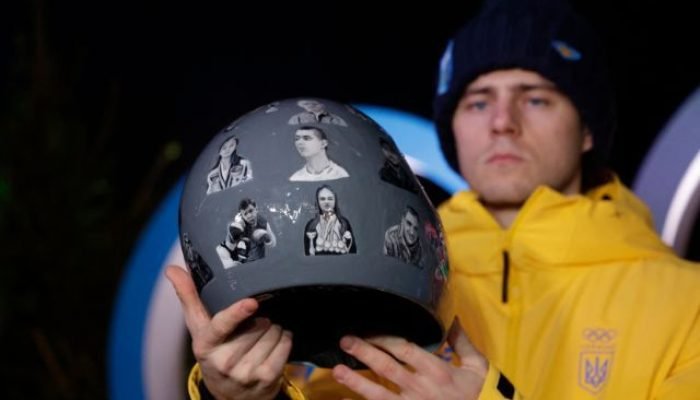 Capacete de Vladyslav Heraskevych exibe memória de atletas ucranianos falecidos