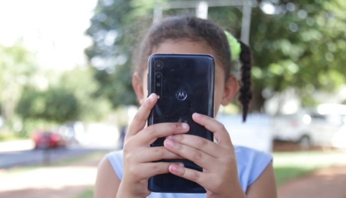 Criança mexendo no celular. — Foto: Criança mexendo no celular. (Foto: Henrique