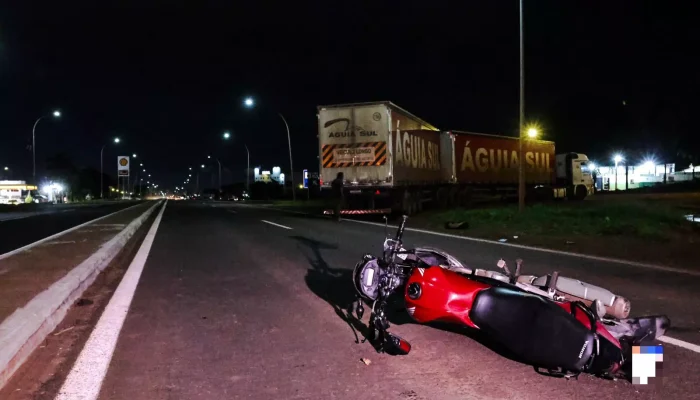 Jovens sofrem graves ferimentos em colisão de moto com carreta na BR-262