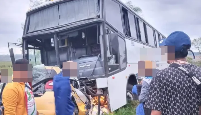 A colisão frontal aconteceu no início da manhã deste sábado (7) na Rodovia MS-295, entre as cidades de Tacuru e Iguatemi. A Polícia Civil vai apurar as circunstâncias do acidente. (Fotos: Redes Sociais)