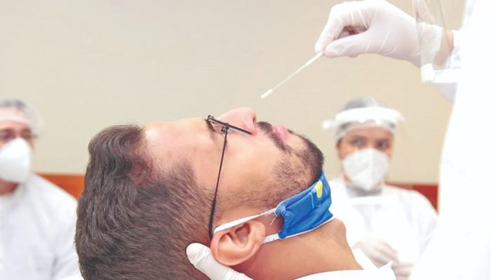 Nova variante da Covid-19 causa rouquidão e dor de garganta em MS