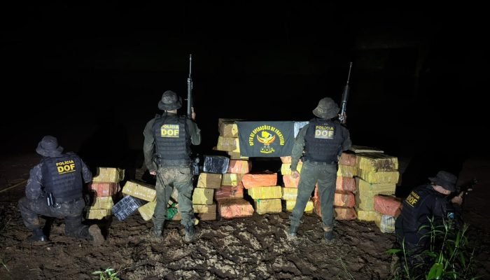 Droga apreendida às margens do rio — Foto: Droga apreendida às margens do rio -