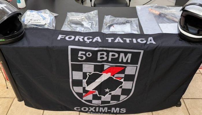 Armas e faca utilizadas na troca de tiros — Foto: Armas e faca utilizadas na tro
