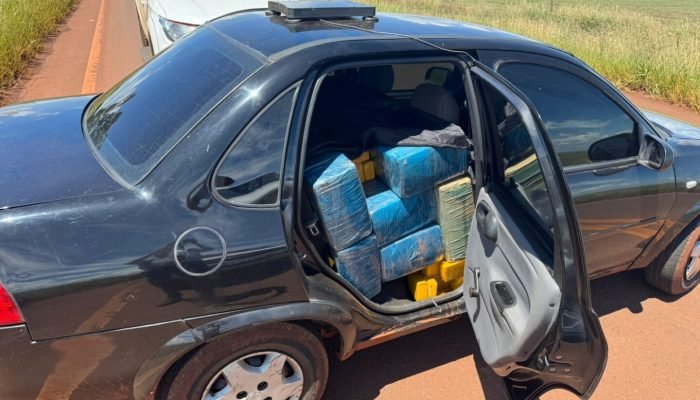 Motorista levava droga dentro do carro — Foto: Motorista levava droga dentro do