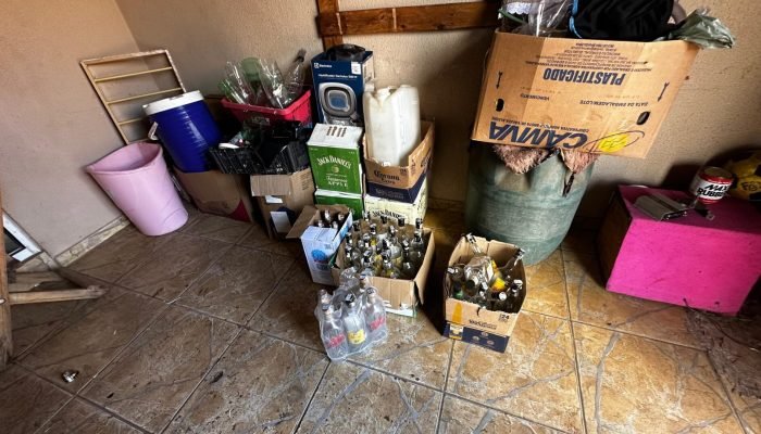 Foto: Garrafas de bebidas apreendias em condições irregulares - Foto: Fala Povo
