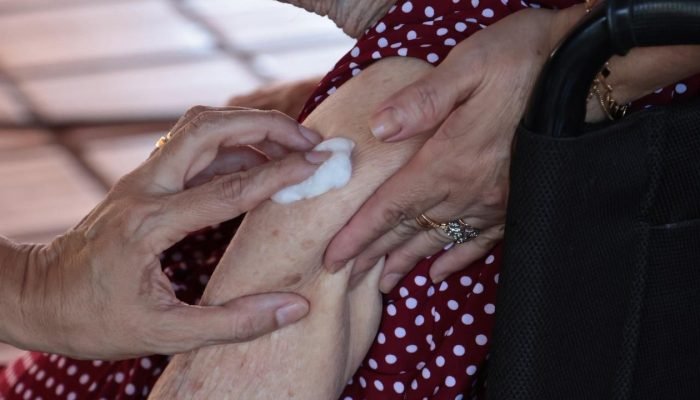 Foto: Vacinação em idosa - Foto: Madu Livramento, Jornal Midiamax