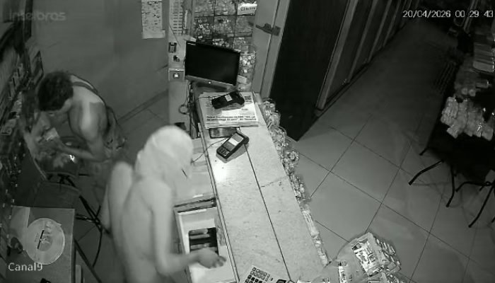 Ladrões invadiram padaria — Foto: Ladrões invadiram padaria - Foto: Fala Povo, J