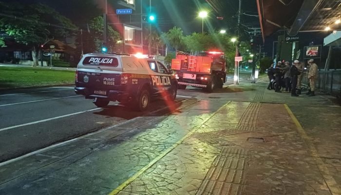 Motociclista foi levado para atendimento (Midiamax) — Foto: Motociclista foi lev