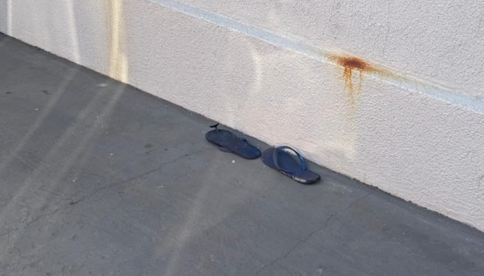 Par de chinelos deixados para trás — Foto: Par de chinelos deixados para trás -