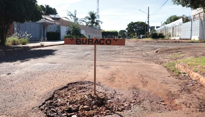 Buraco sinalizado — Foto: Buraco sinalizado - Foto: Madu Livramento, Jornal Midi