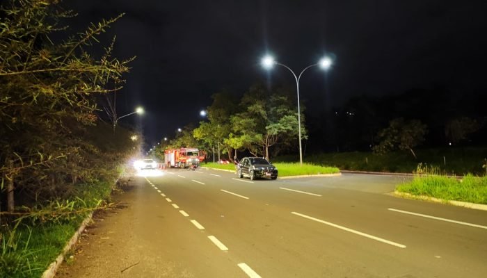 Foto: Bombeiros socorrem a vítima. (Fala Povo, Jornal Midiamax)