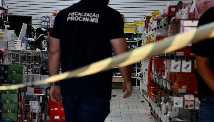 Fiscalização em lojas no Centro de Campo Grande. — Foto: Fiscalização em lojas n