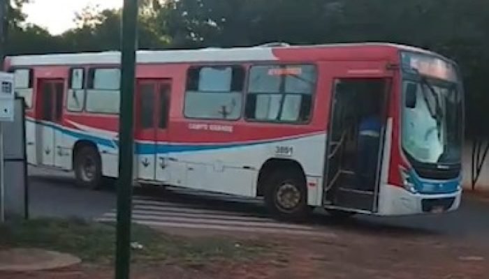 Ônibus quebrou no cruzamento. (Foto: Fala Povo)