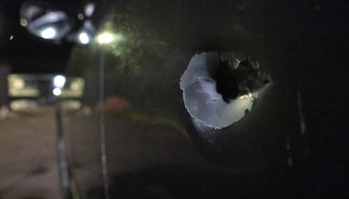 Veículo atingido a tiro durante fuga dos bandidos — Foto: Veículo atingido a tir