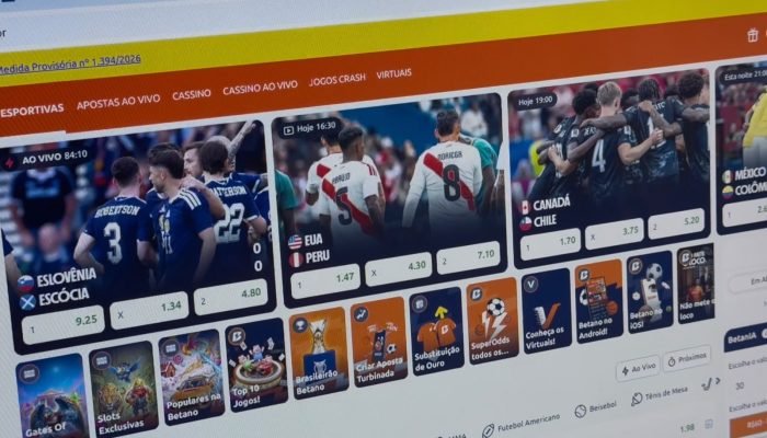 Tela de computador exibindo site de apostas Betano com jogos.