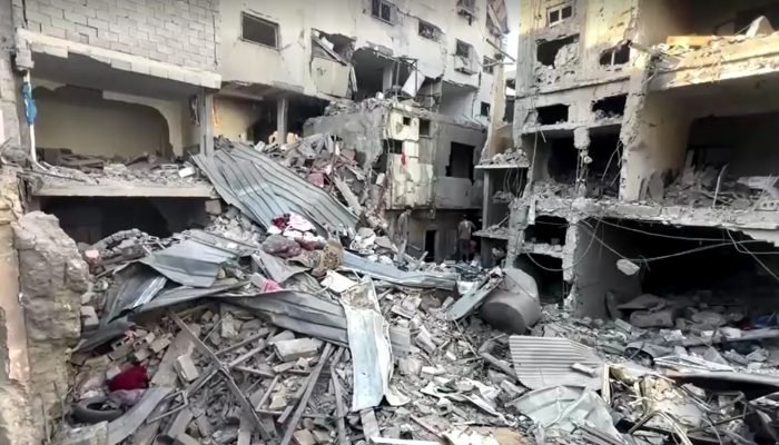 Destroços de prédios e escombros tomam as ruas após bombardeios em Gaza. — Foto: