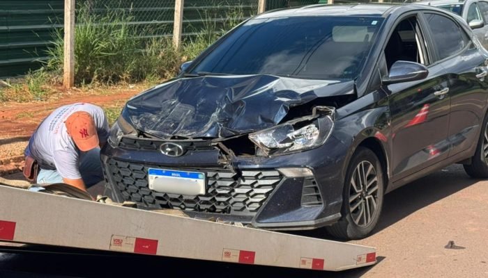 Acidente deixou veículo danificado. — Foto: Acidente deixou veículo danificado.