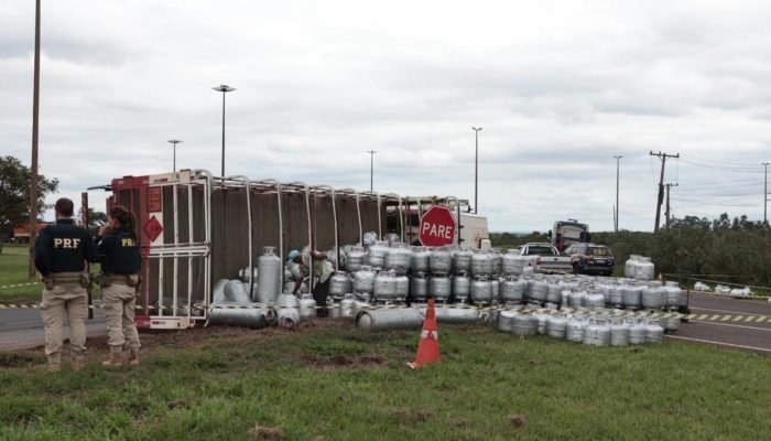 Parte da carga que estava sendo transportada ficou espalhada no local. (Foto: Ma