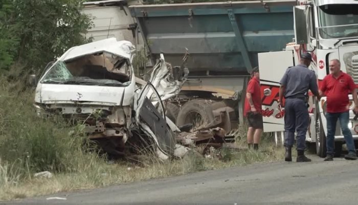 Acidente entre caminhão e micro-ônibus na África do Sul deixa crianças mortas —